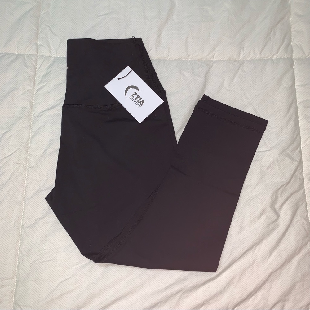 Black Zyia Capri Leggings